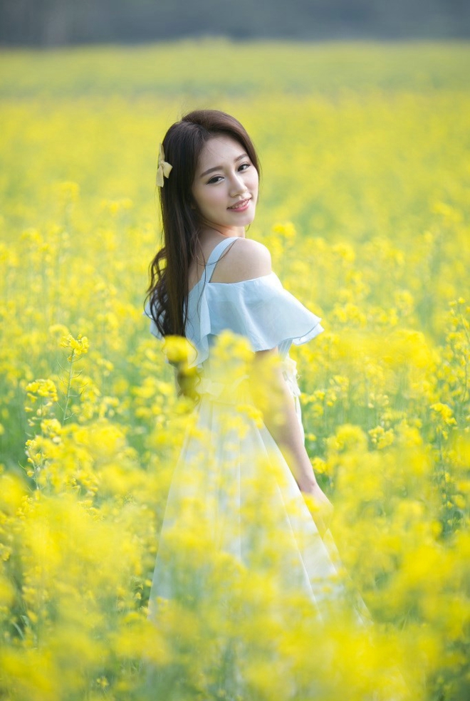 可爱美女唐雨辰清新油菜花写真