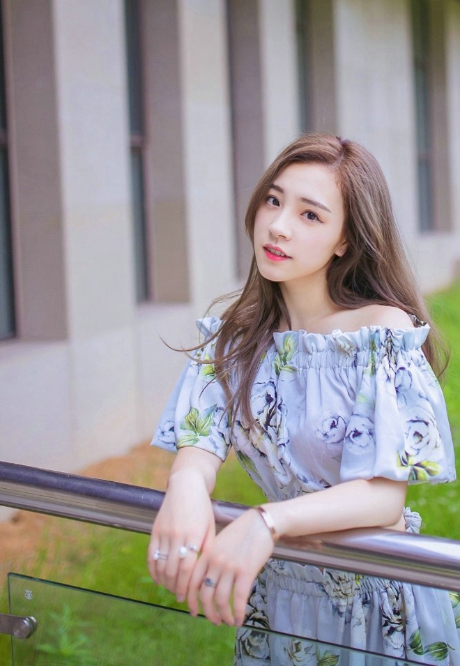 清丽脱俗清纯甜美香肩女生