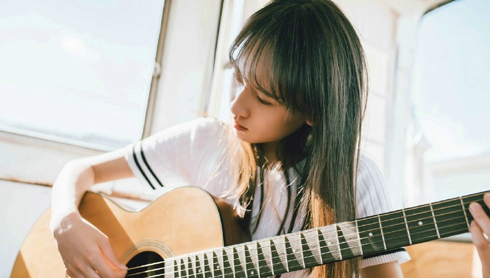 高冷清秀美女户外阳光照动人写真