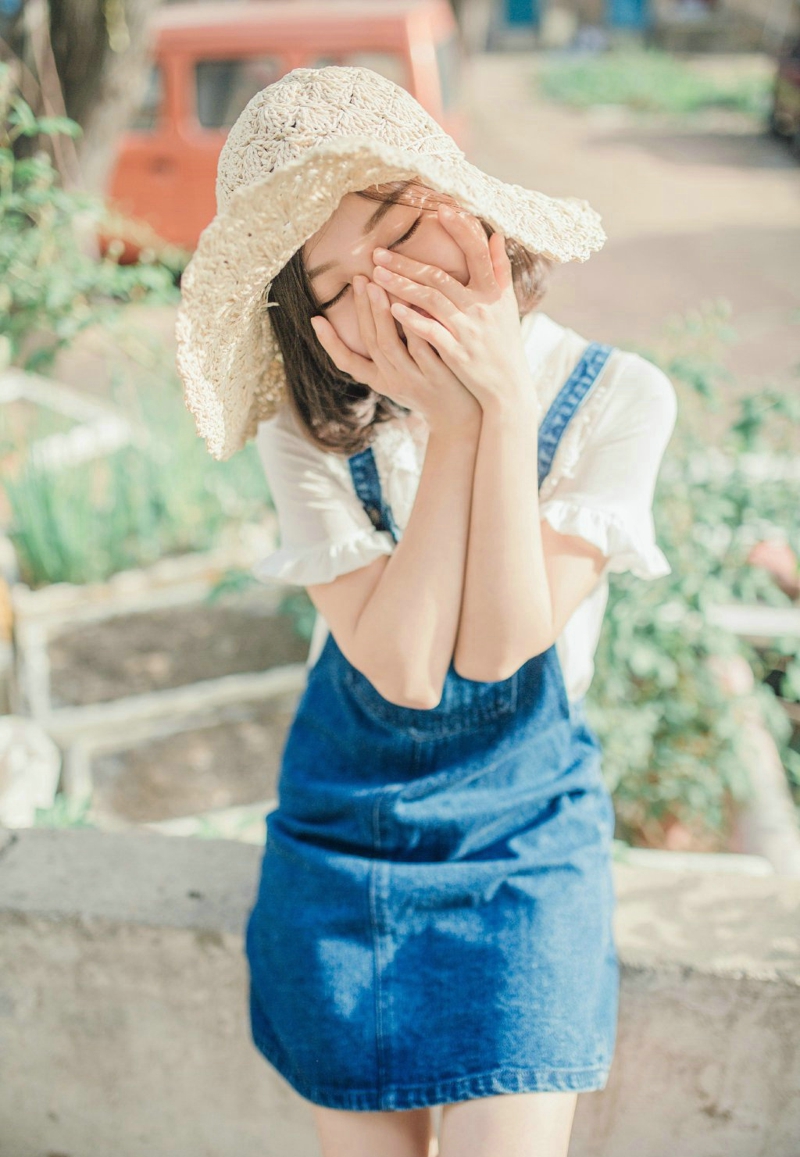 阳光户外草帽少女背带裤清爽可人