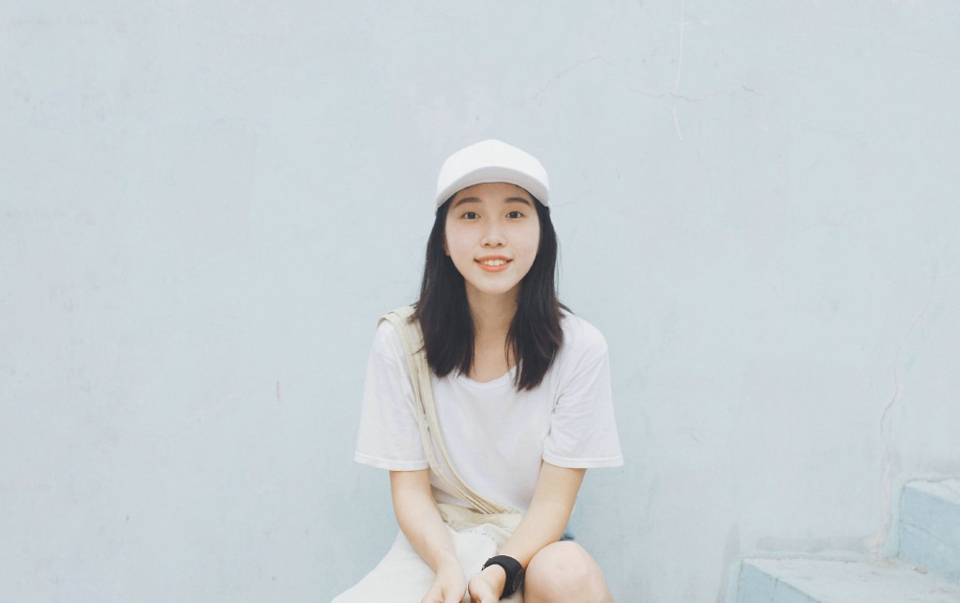 操场上的棒球帽休闲服饰明媚少女