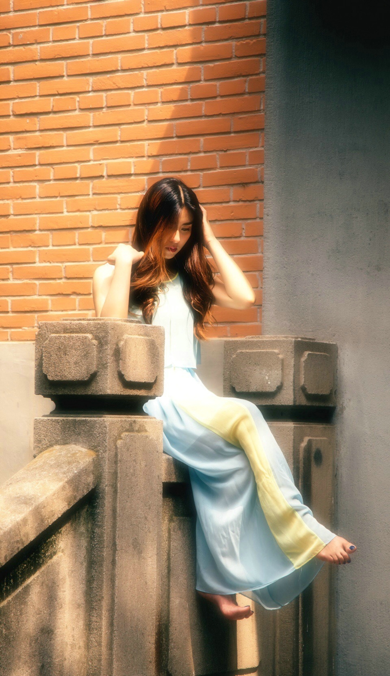 咖啡馆内的背带裤少女青春俏皮写真