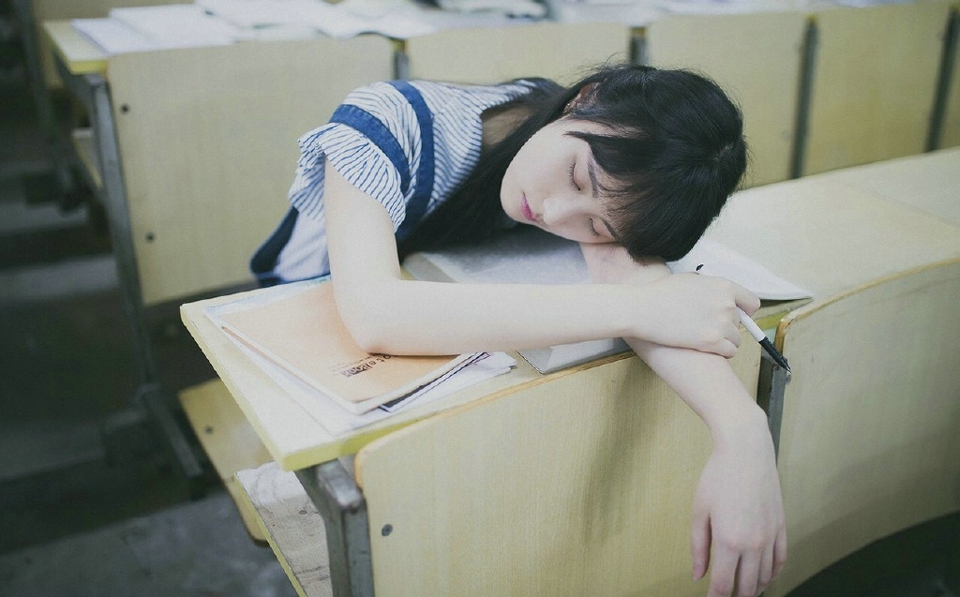 清纯背带裤美女吐舌卖萌可爱纯真