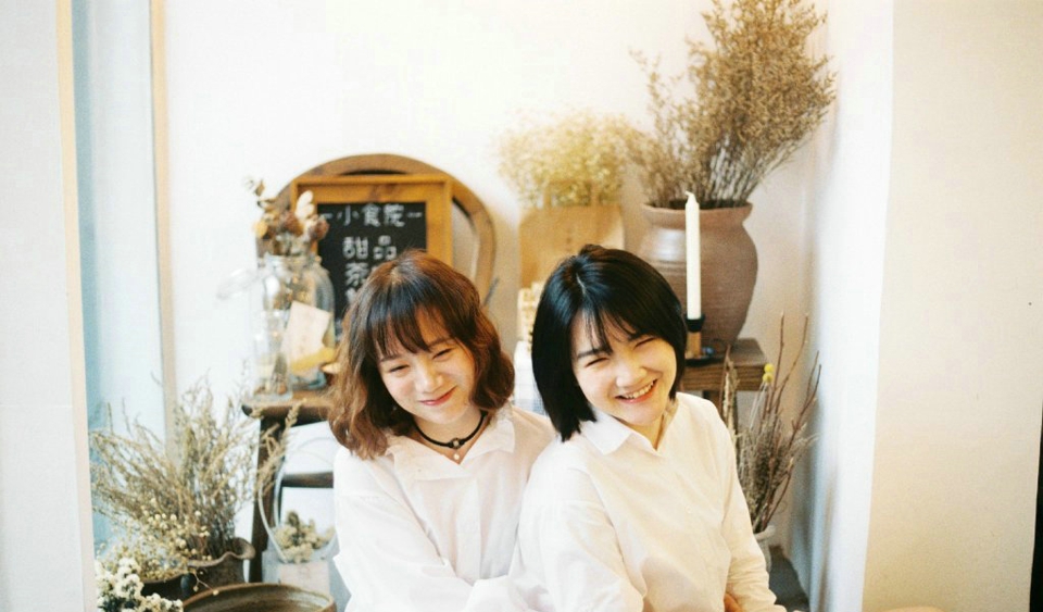 纯真美女白色毛衣温暖笑容清香四溢