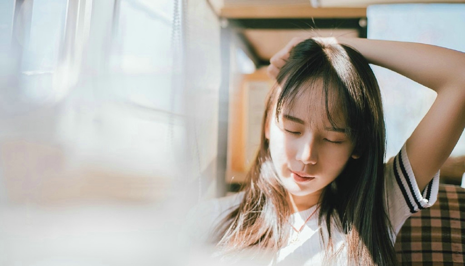 高冷清秀美女户外阳光照动人写真