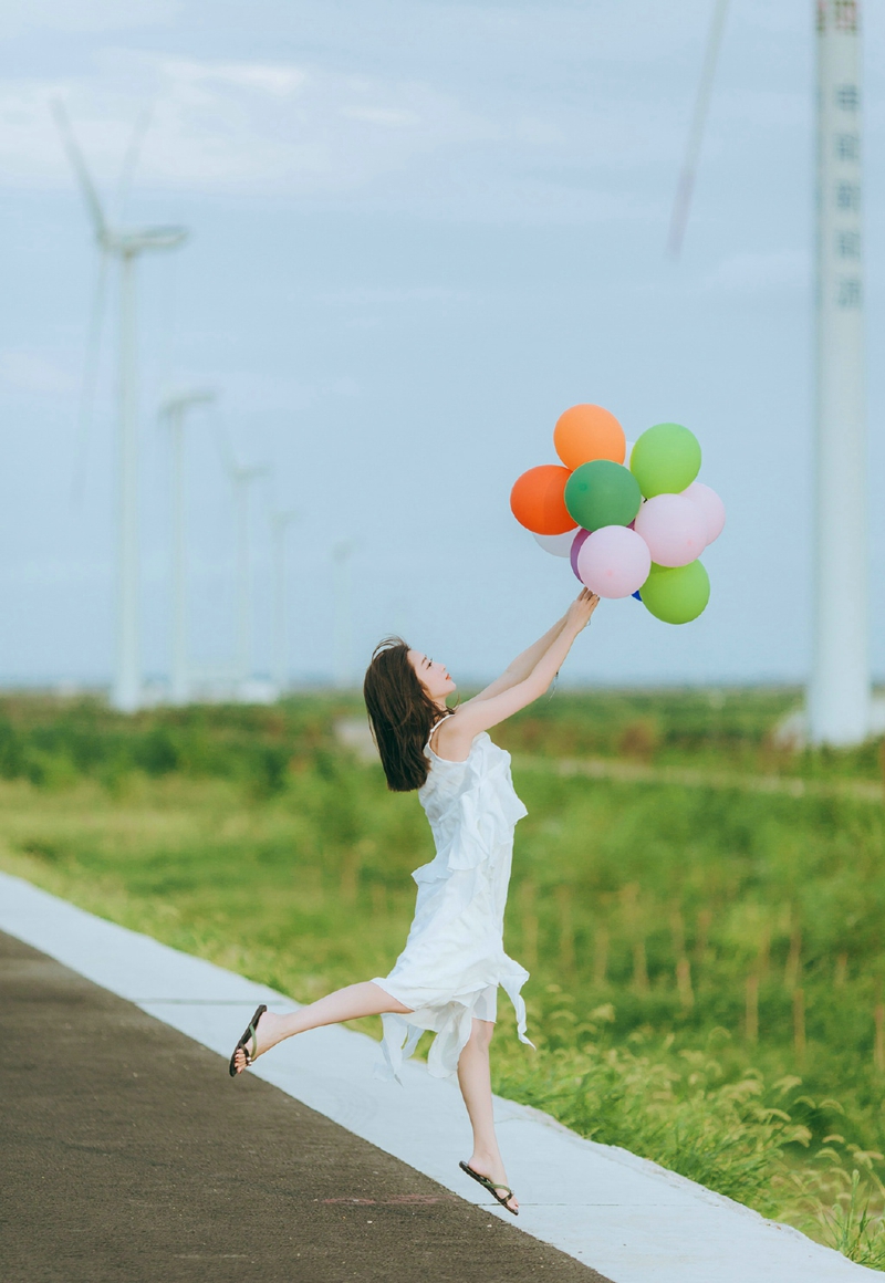 街道上的气球秀发女神活泼清新写真