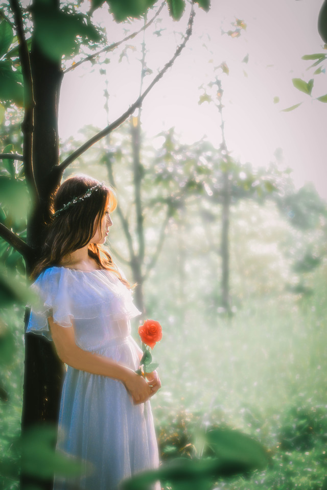 森林内花环少女裸肩白裙娇俏诱人