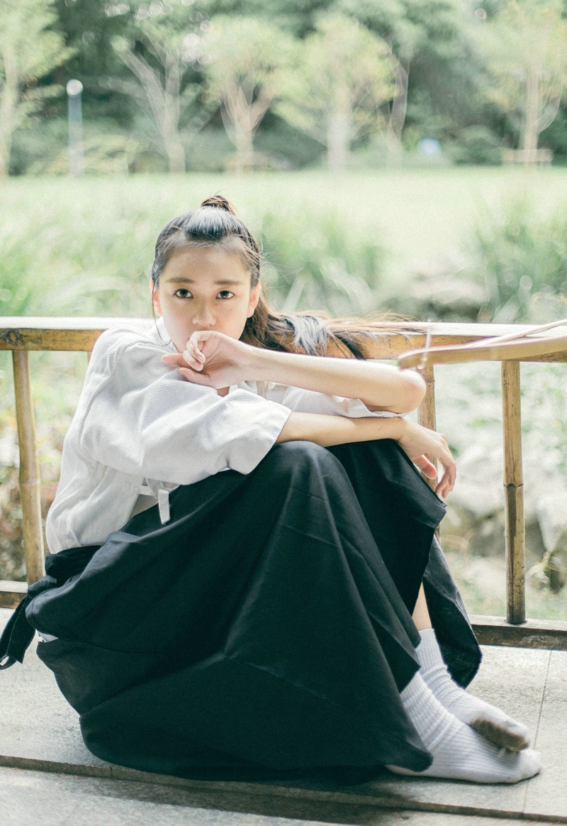 清新草地上的双马尾白裙姑娘素雅迷人写真照