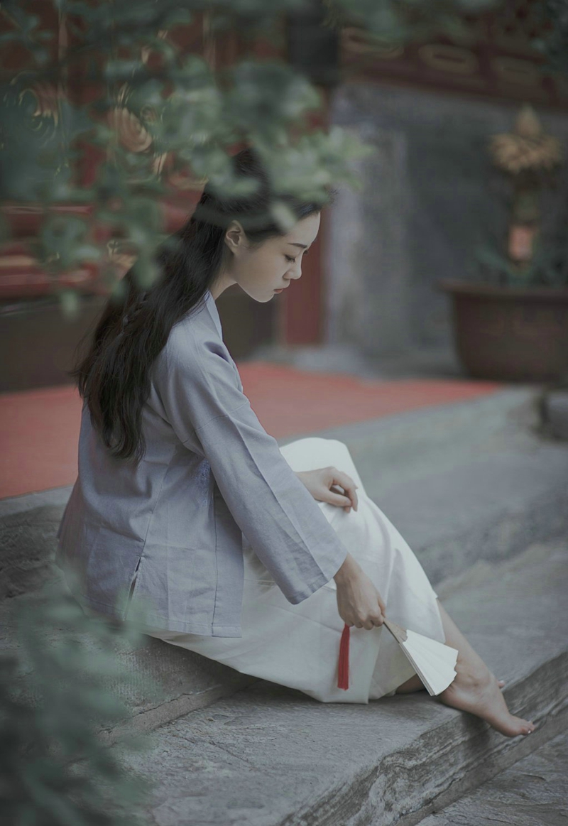 宁静深山处的素雅美女