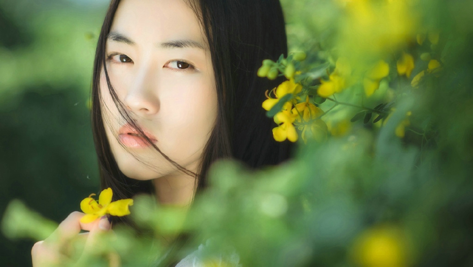 齐刘海樱桃少女清新户外纯真迷人