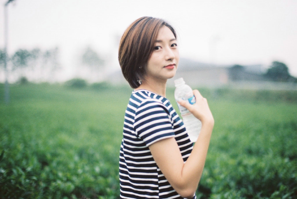 自由随性美女个性高傲阳光素颜写真