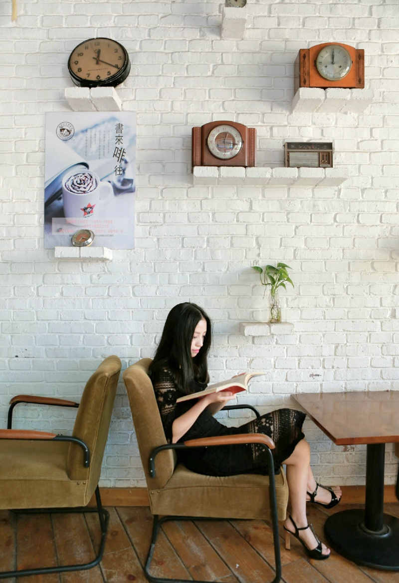 咖啡馆内的气质美女安静怡人