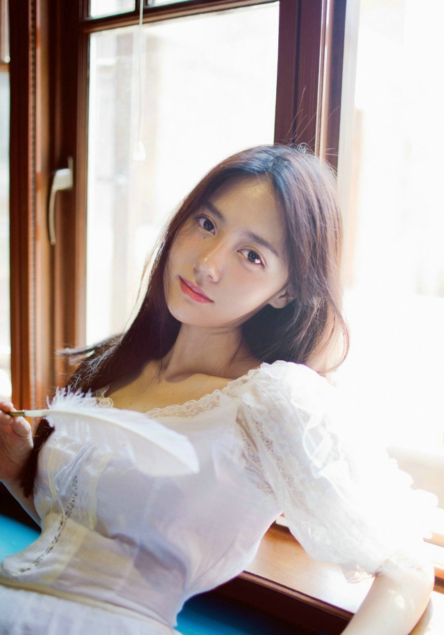 复古私房内裸肩白裙美女气质温婉