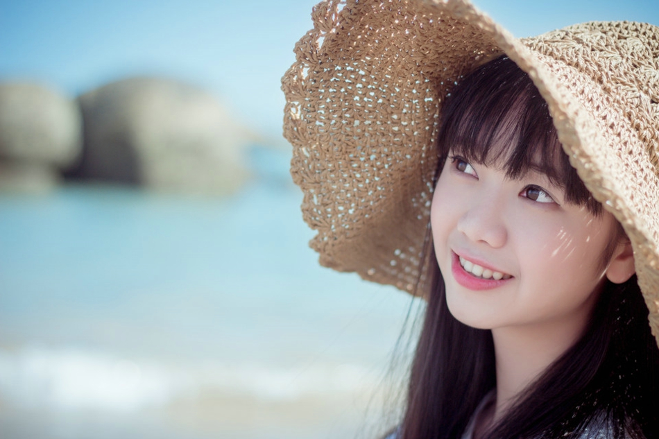 笑靥如花草帽美女海风扬起你的长发清纯写真