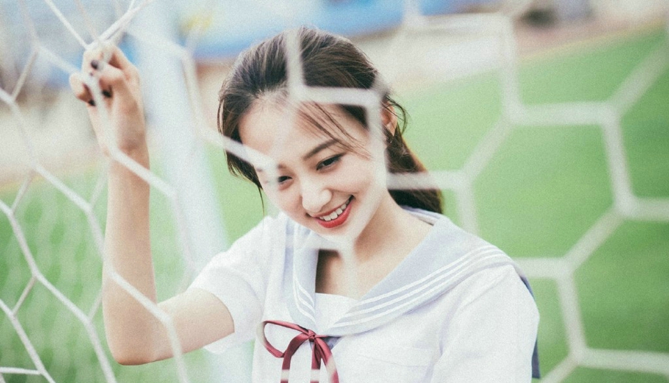 马尾姑娘笑脸灿烂动人校园青春写真