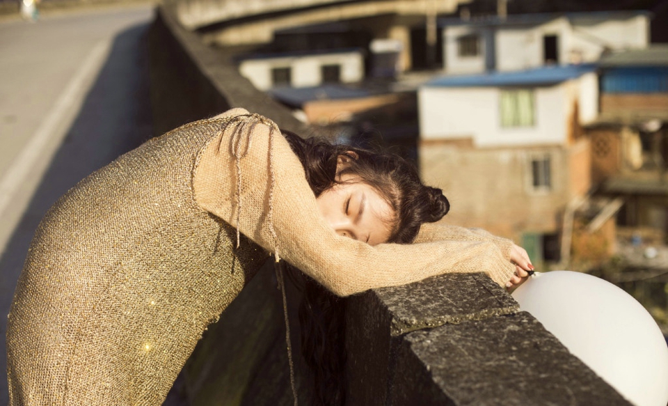 阳光下的高颜值气球美女娇美又迷人