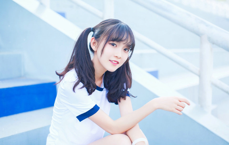 草帽女孩吊带短裙户外树林唯美写真