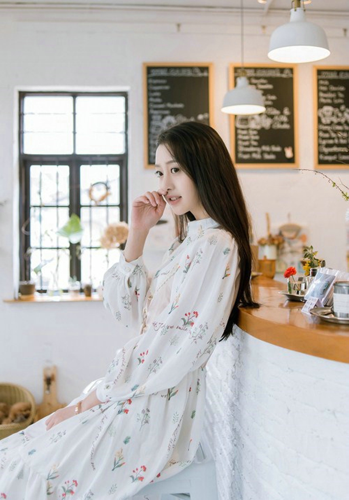 娇嫩白皙如玉清纯美女闲暇时光