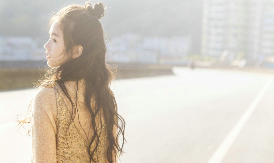 阳光下的高颜值气球美女娇美又迷人