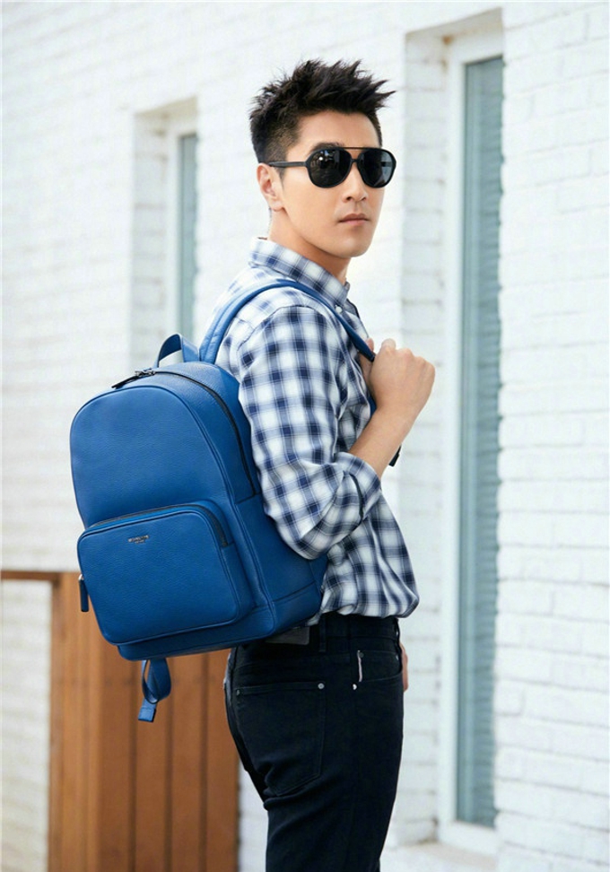 赵又廷机场随性中不乏时髦穿搭态度