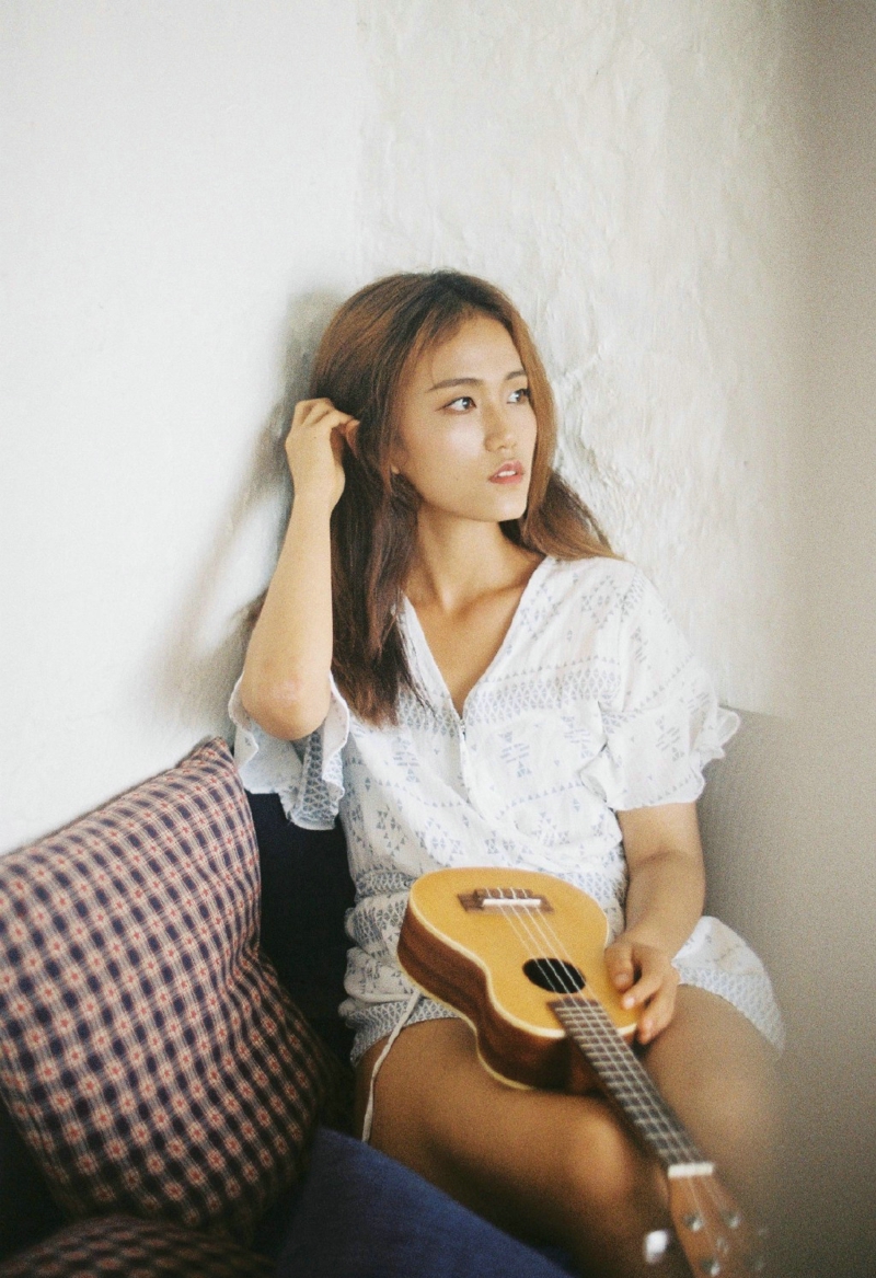 90后美女恬静自然户外养眼美图