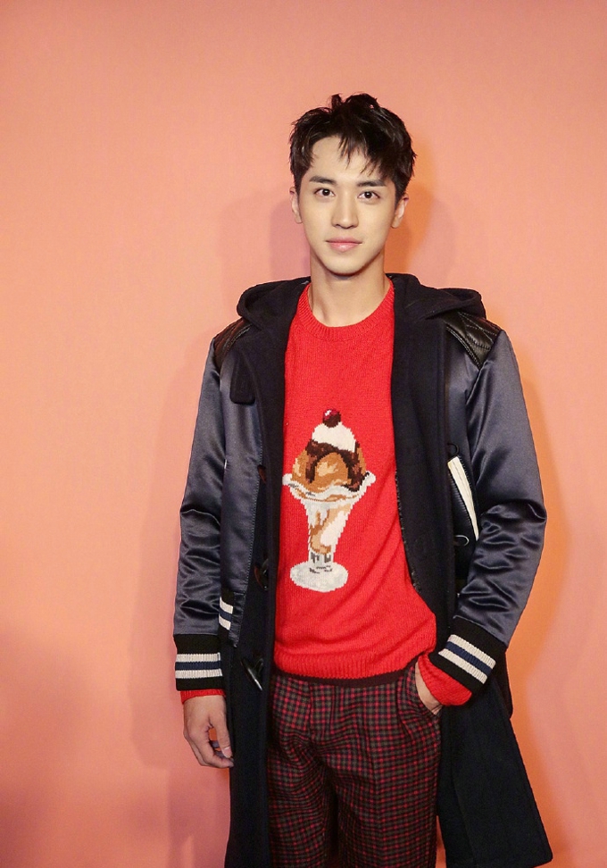 许魏洲2018春夏时装秀靓丽街拍