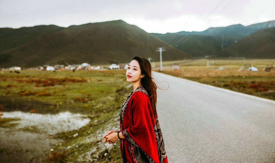 柔美姑娘旅拍民族风披肩明媚动人写真