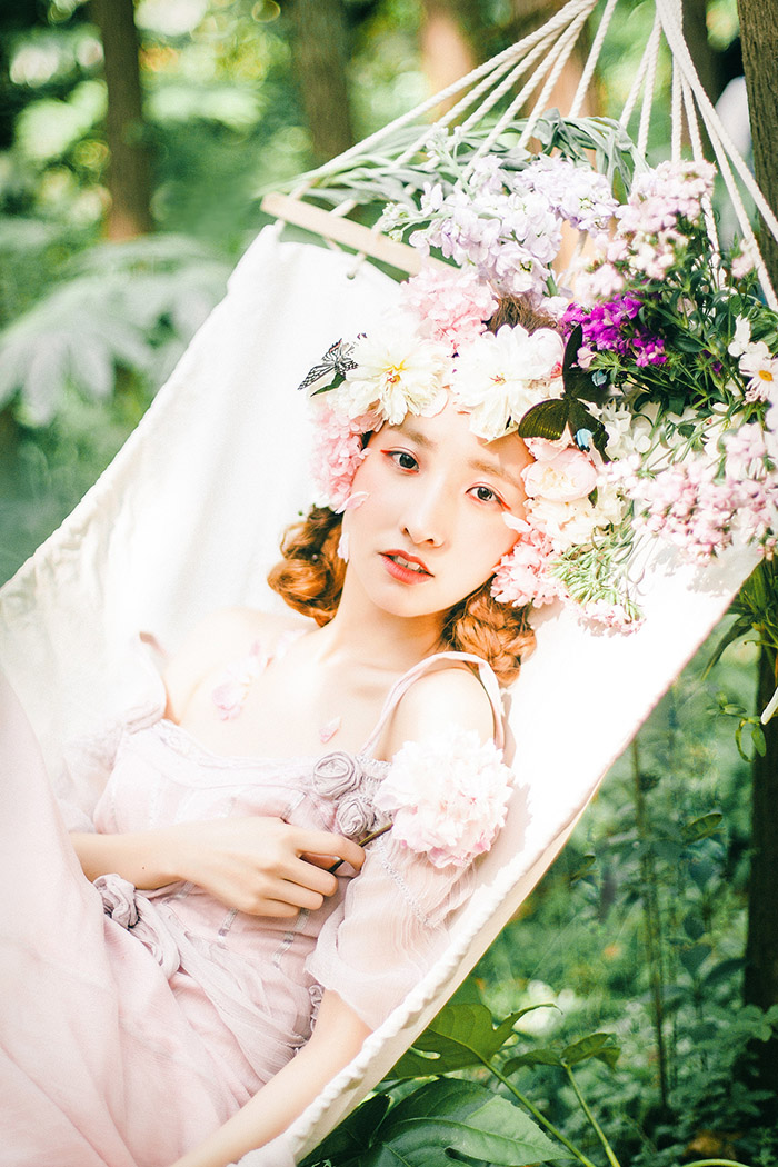 森林里找到美丽的花仙子写真照