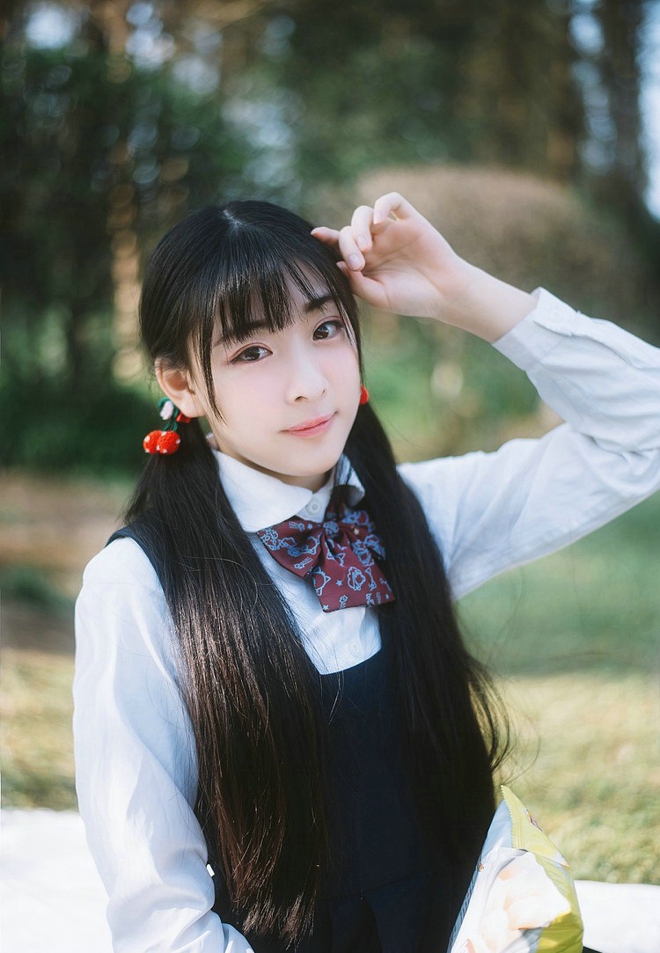 娇嫩俏皮薯片少女户外写真