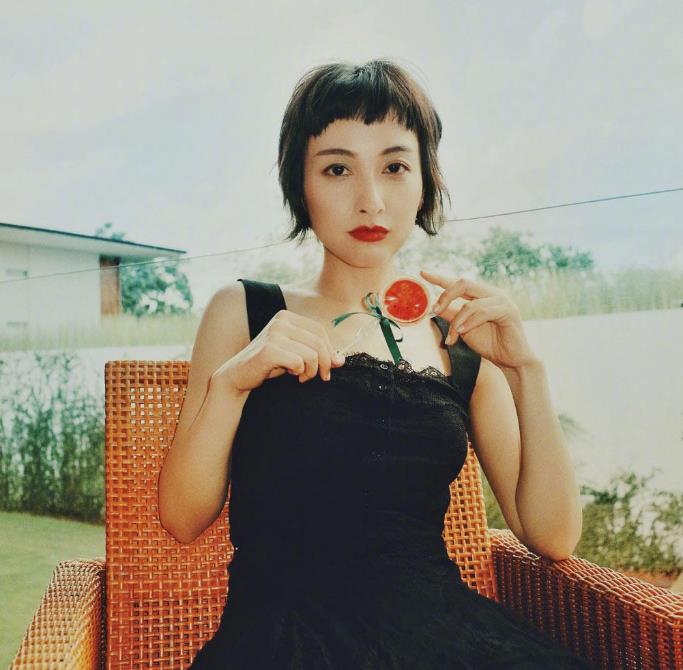 吴昕短发赫本妆照片