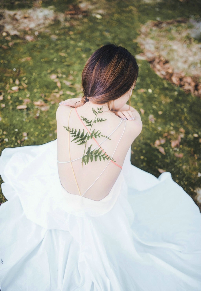 蓝天白云下的长发美女清甜笑容养眼写真