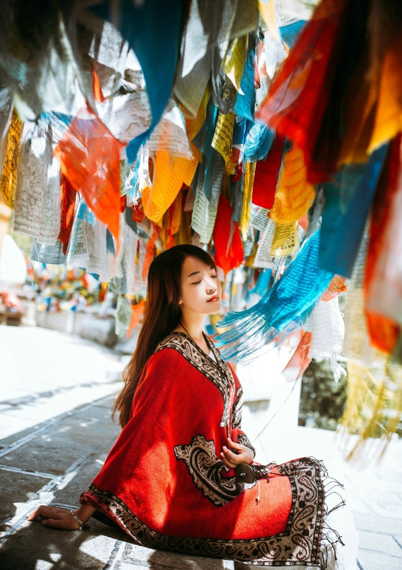 柔美姑娘旅拍民族风披肩明媚动人写真