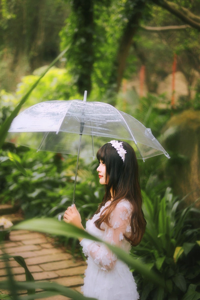 森林清纯娇嫩白衣美女