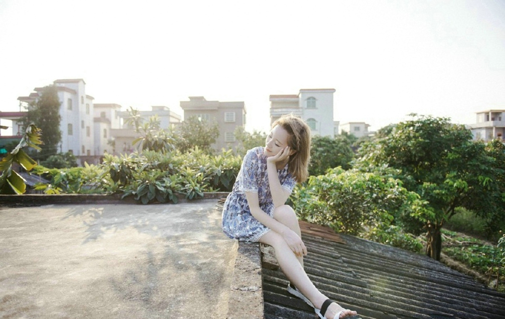 甜美迷人少女慵懒田间嬉戏