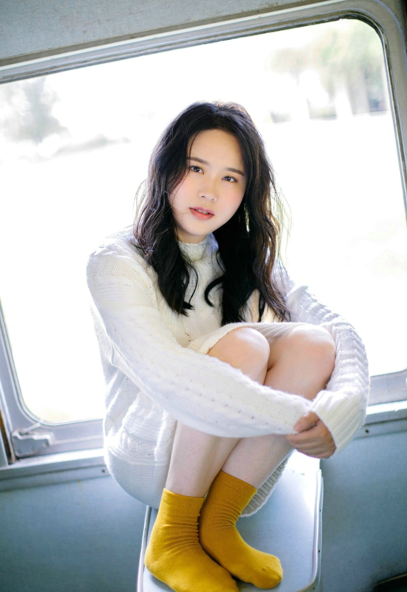 纯真美女白色毛衣温暖笑容清香四溢
