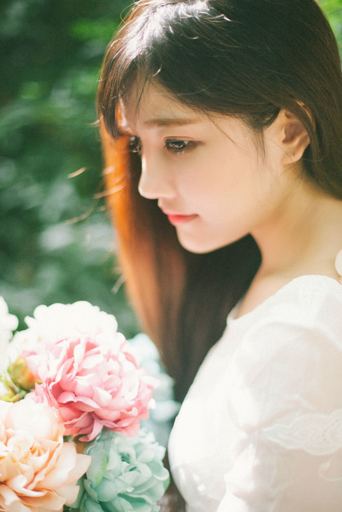 森林里找到美丽的花仙子写真照