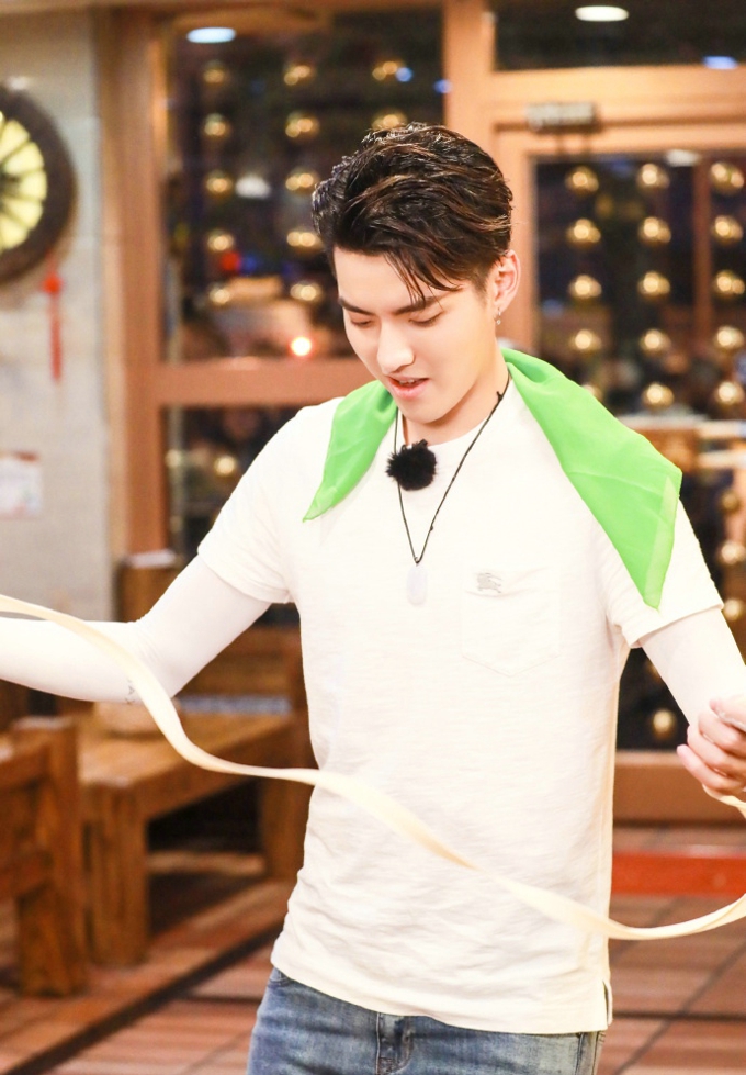 吴亦凡登杂志封面彰显无限的青春和活力