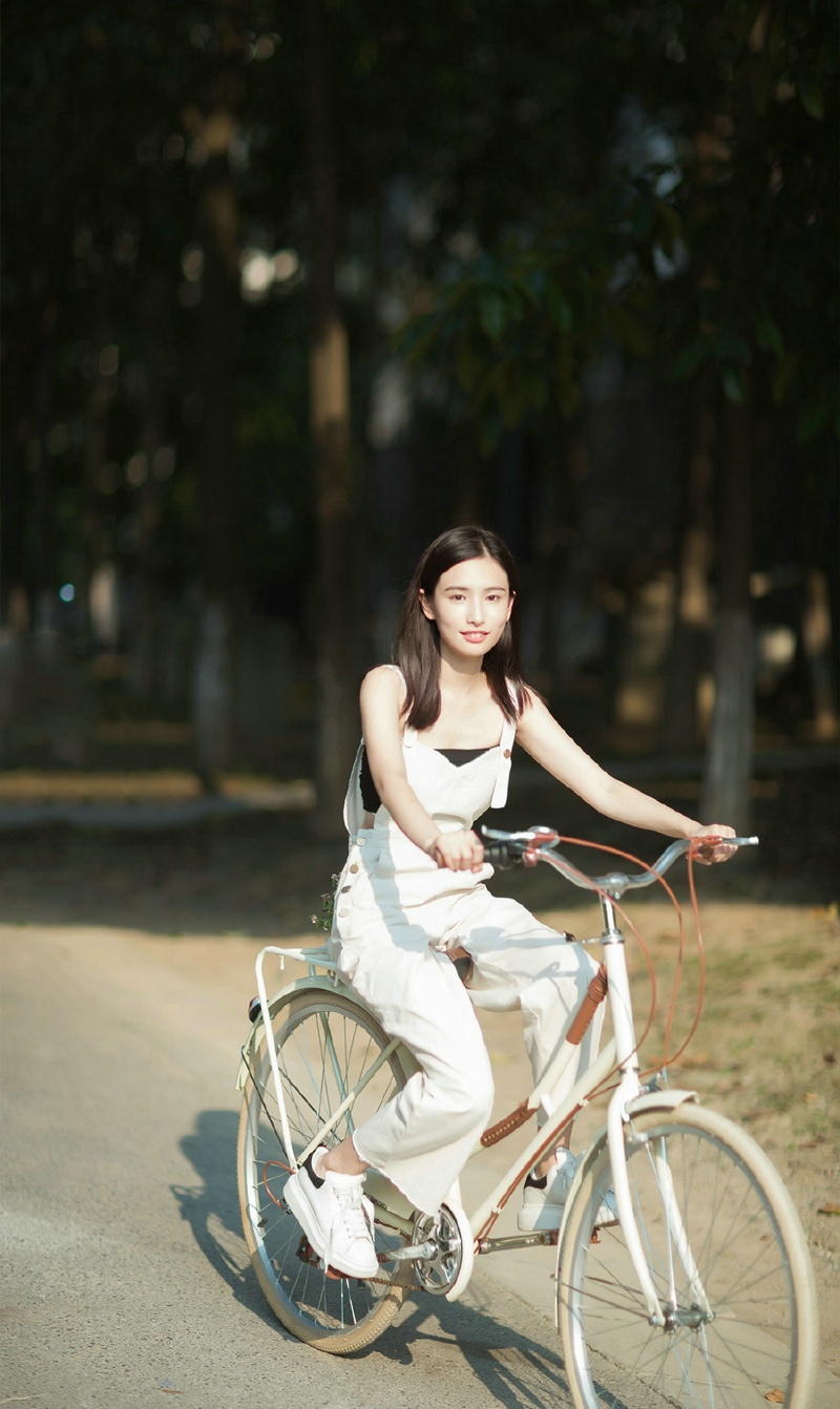 复古私房内的红酒女神漂亮脸蛋