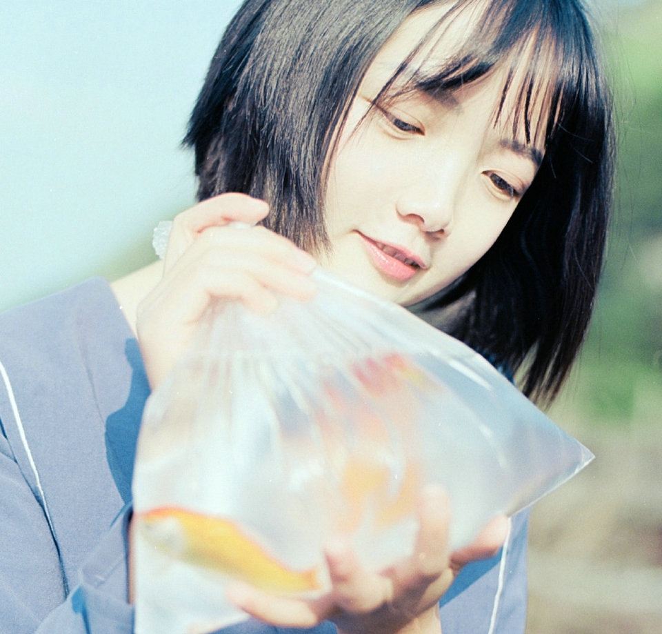 铁轨上的短发金鱼少女清新秀气写真