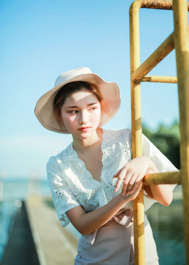 高冷清秀美女户外阳光照动人写真