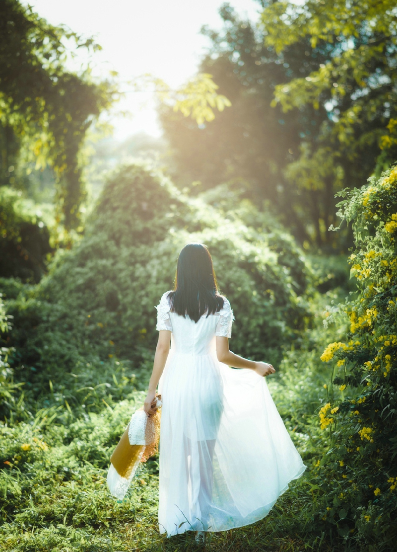 齐刘海樱桃少女清新户外纯真迷人