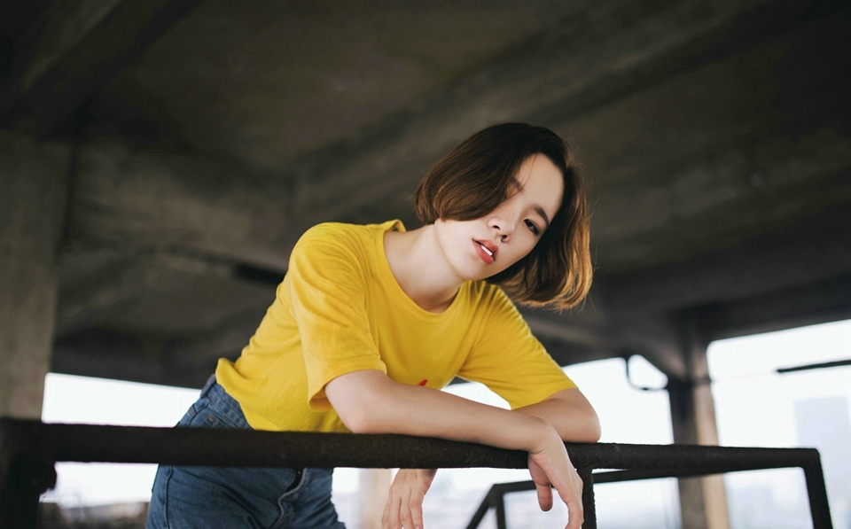 碎花长裙麻花辫草帽美女清新怡人写真套图