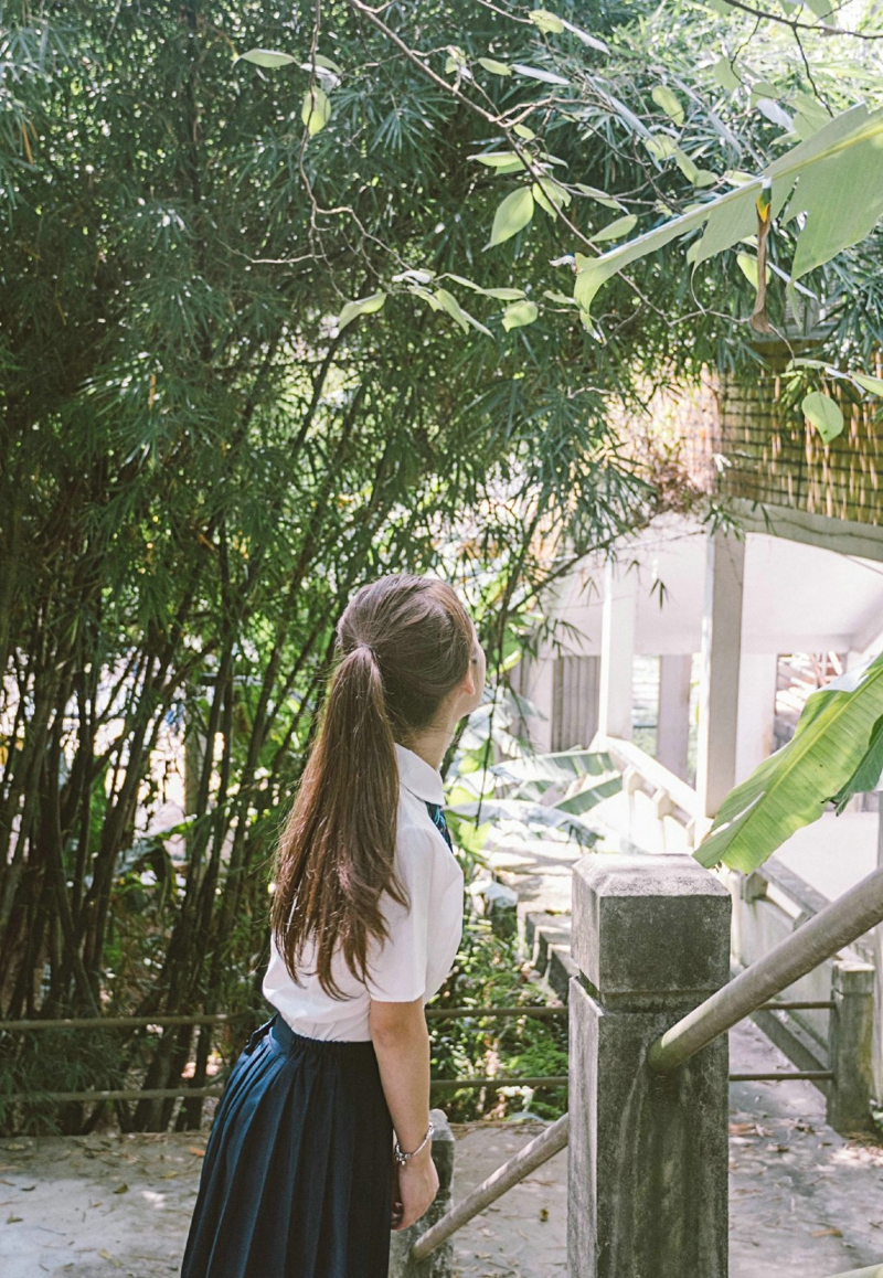 马尾姑娘笑脸灿烂动人校园青春写真