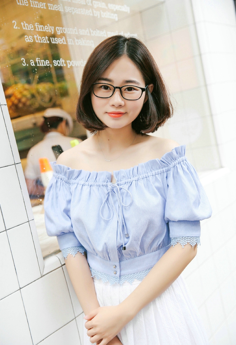 百褶裙短发美女纯真干净阳光写真