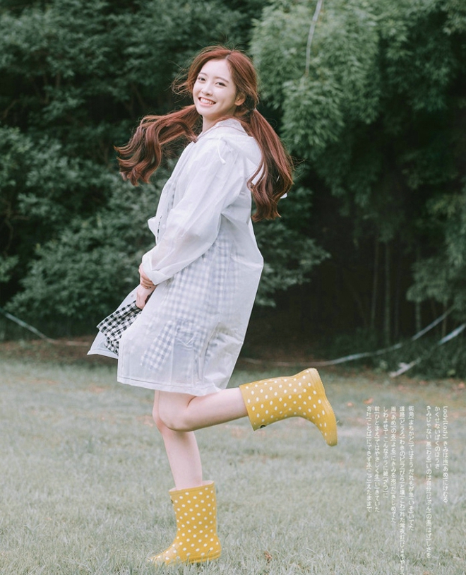 雨天俏丽女生户外优雅甜美迷人唯美写真