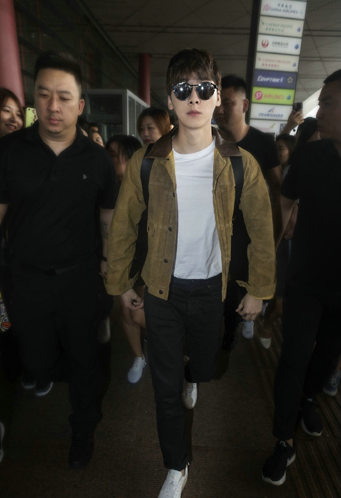 李易峰诠释华丽绅士风写真照