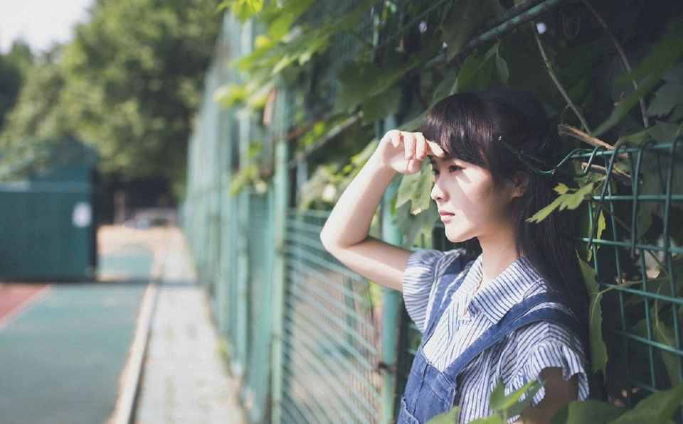 清纯背带裤美女吐舌卖萌可爱纯真