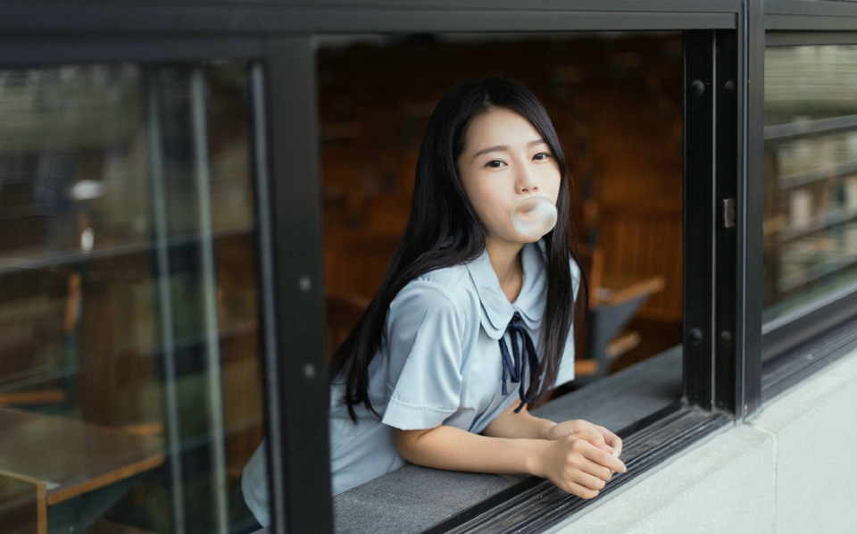 森林内的清新文艺少女漂亮脸蛋