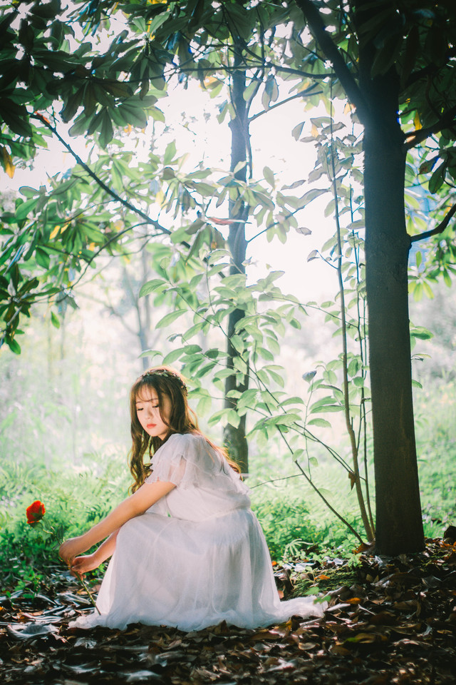 森林内花环少女裸肩白裙娇俏诱人