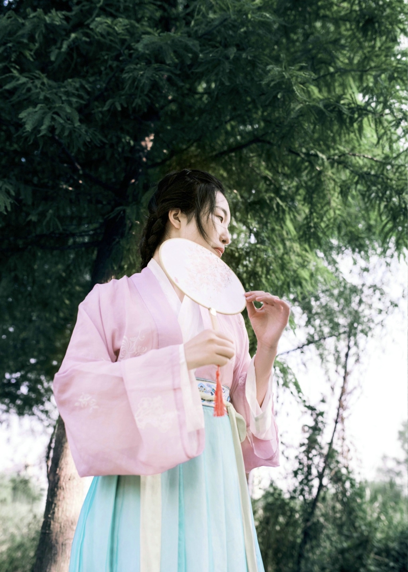 漂亮丸子头美女气质养眼迷人写真